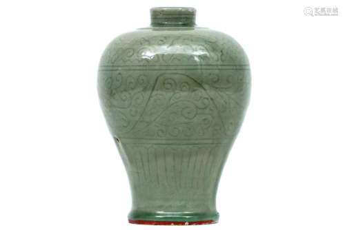 14° eeuwse Chinese vaas uit de Yuan/Ming-periode in lichtgro...