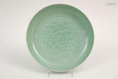 Chinese schaal in gemerkt lichtgroen celadon porselein met o...