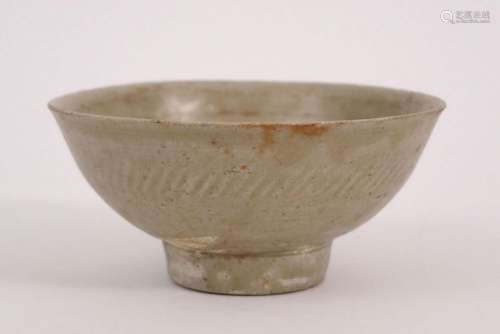 CHINA - 9°/10° EEUW bowl in Wu Yue keramiek met celadon-oppe...