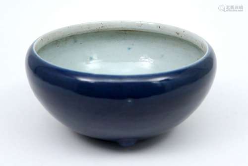 18°/19° eeuwse Chinese bowl in porselein met poederblauw opp...
