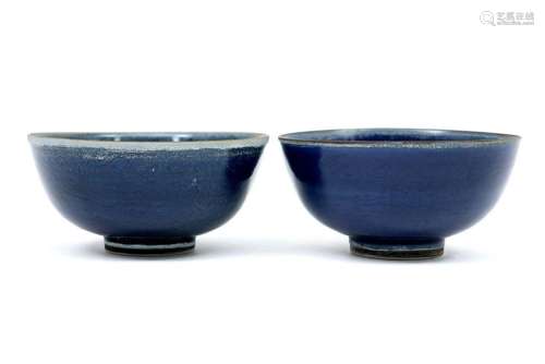 Paar zeventiende eeuwse Chinese bowls in porselein met poede...