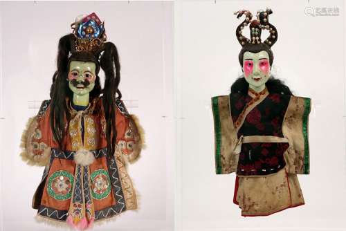 Twee antieke Chinese handpoppen met hoofden in gelakt hout e...
