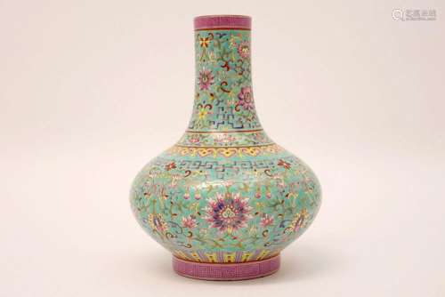 Mooie antieke Chinese vaas in gemerkt porselein met een Fami...