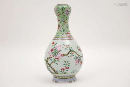 Chinese vaas in gemerkt porselein met een Famille Rose-decor...