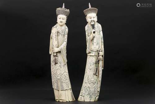 Paar grote oude Chinese sculpturen in ivoor : "Keizer&q...