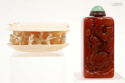 een Chinese flacon met stempel en decor met schildpad in &#x...