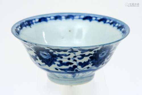 Antieke Chinese bowl in porselein met blauwwit decor met blo...