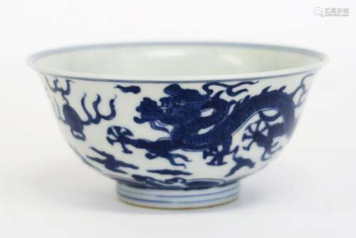 Chinese bowl in gemerkt porselein met een blauwwit decor met...