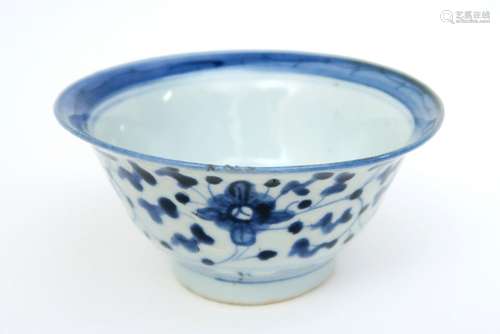 Antieke Chinese bowl in gemerkt porselein met blauwwit decor...