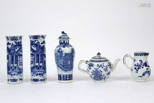 Lot (5) antiek Chinees porselein met een blauwwit decor met ...