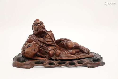 Chinese houtsculptuur met ingelegde ogen : "Man met hon...