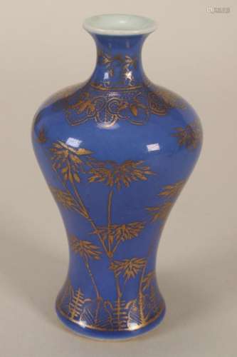 Chinese Late Qing Dynasty Petit Porcelain Vase,