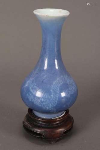 Chinese Qing Dynasty Petit Porcelain Vase,