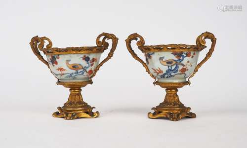 Lot comprenant deux coupes couvertes, 2 vases couverts, une ...