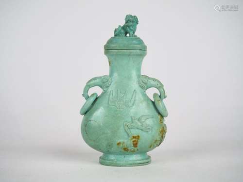 Vase couvert en jade beige finement sculpté de dragons et de...