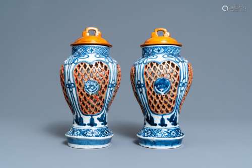 Lot 1180: A PAIR OF JAPANESE ARITA BLUE AND WHITE RETICULATE...