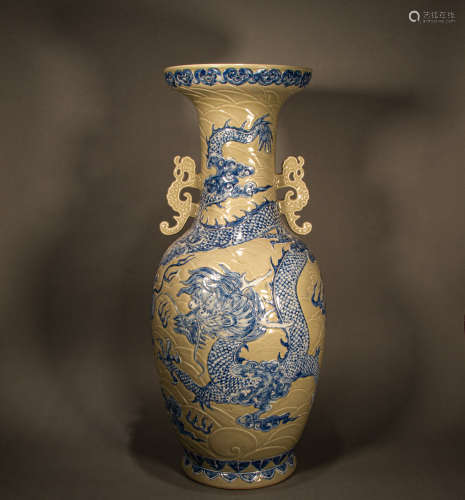 Qing Dynasty - Blue and white dragon vase