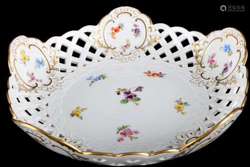 Meissen Streublümchen Prunkschale, cutwork bowl,