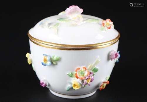 Meissen Deckeldose mit plastischen Blüten, small porcelain l...