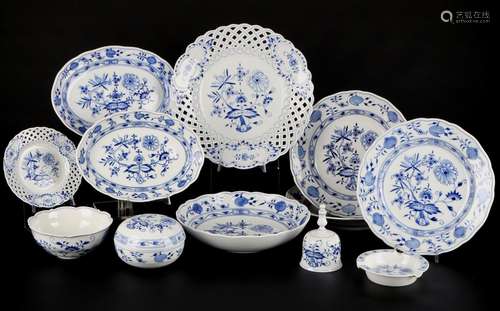 Meissen Zwiebelmuster 12-teiliges Konvolut, porcelain lot,