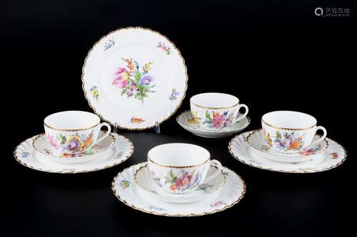 Nymphenburg bunte Blumenmalerei 4 Teegedecke, tea cups,