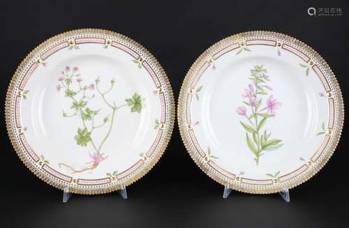 Royal Copenhagen Flora Danica 2 Speiseteller 3549, two dinne...