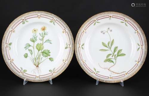 Royal Copenhagen Flora Danica 2 Speiseteller 3549, two dinne...