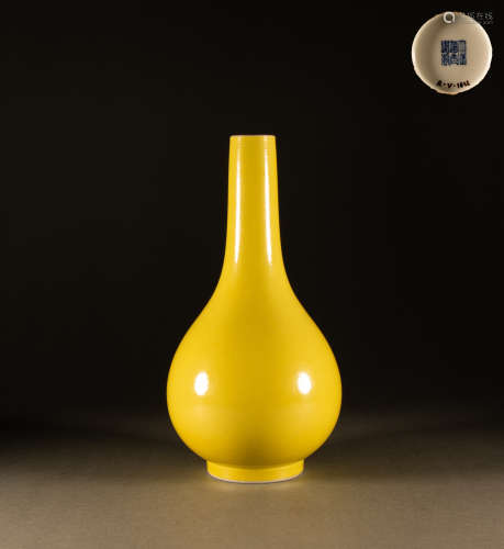 Qing Dynasty - Single color glaze bottle