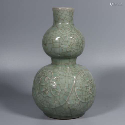 Ming Dynasty - Longquan flower pattern gourd bottle