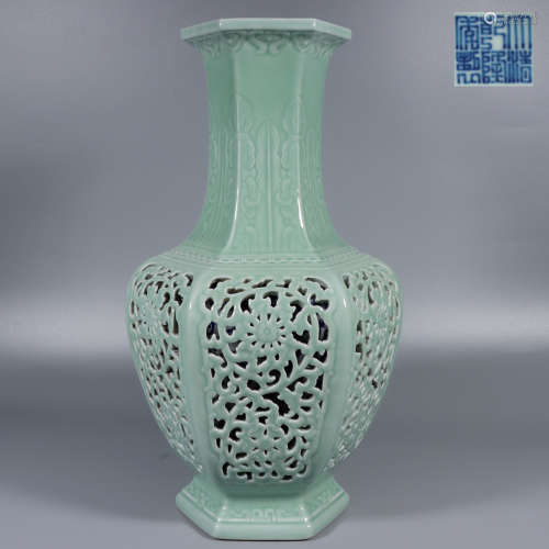 Qing Dynasty - Single color glazed vase with floral pattern