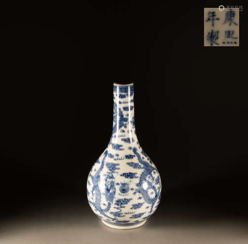 Qing Dynasty - Blue and white dragon pattern bottle