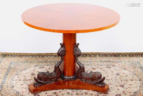 Runder Tisch mit Koi-Fischen, wooden table,