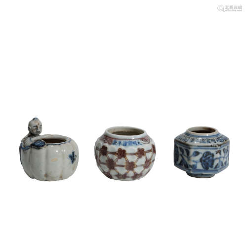 A SET OF BLUE AND WHITE PORCELAIN BIRD FOOD JARS IN XUANDE, ...