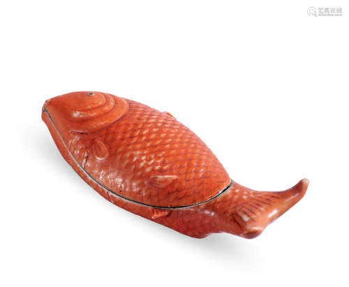 清乾隆 矾红鱼型盖盒