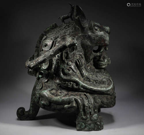 Shang and Zhou bronze ritual vessels with animal bite patter...
