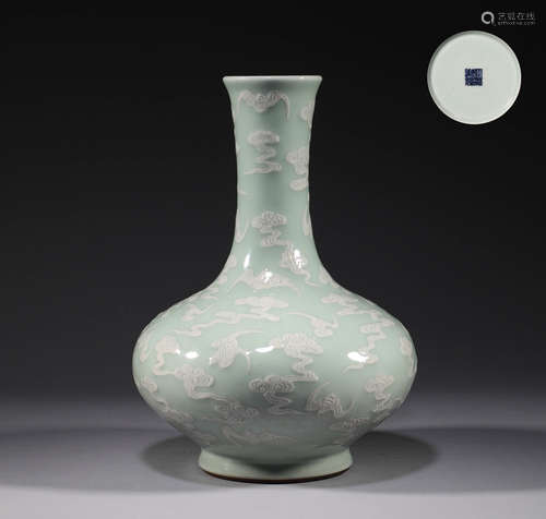 Qing Dynasty, green glaze and white cloud blessing bottle