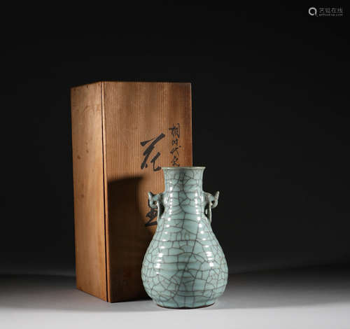 In Song Dynasty, celadon bottles in official kilns