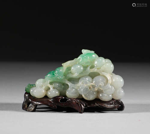 Jade squirrel grape ornaments in the Qing Dynasty