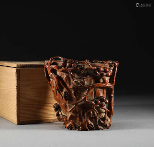 In Qing Dynasty, hollowed out bamboo carving pen holder