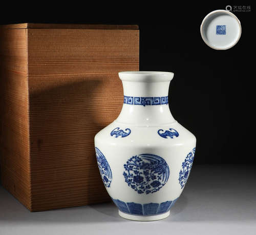 Qing Dynasty, blue and white Fu Wen bottle