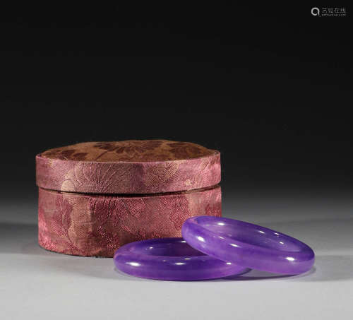 In the Qing Dynasty, there was a pair of violet bracelets