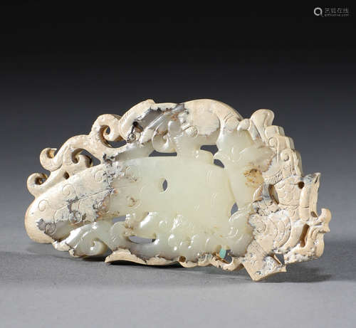 Jade pendant with dragon pattern in Warring States Period