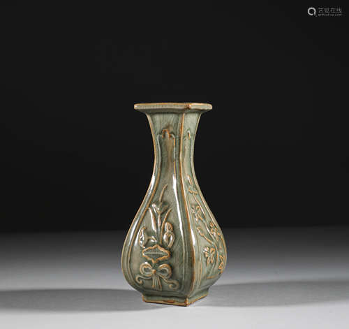 Celadon flower vase in Song Dynasty