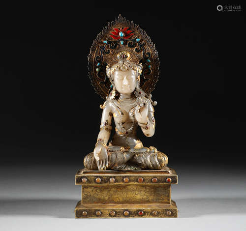 In the Qing Dynasty, Hetian jade gilded Guanyin statue