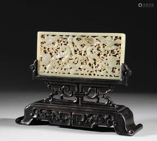 In the Qing Dynasty,
 Hetian jade was hollowed out and crane...