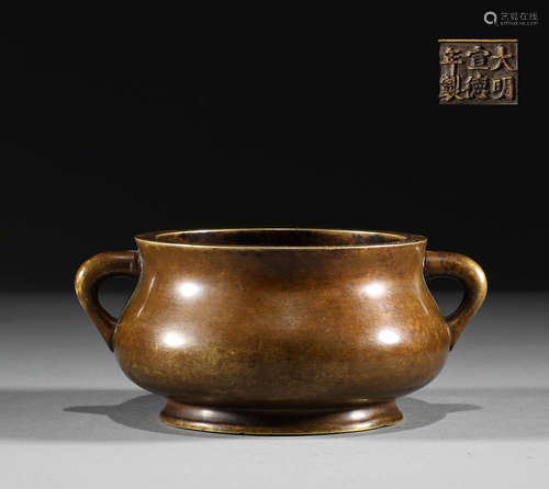 In the Ming Dynasty, the bronze double ear censer