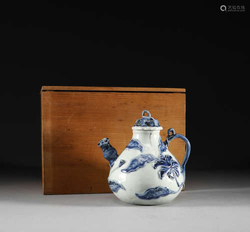 In the Ming Dynasty, blue and white were holding pots