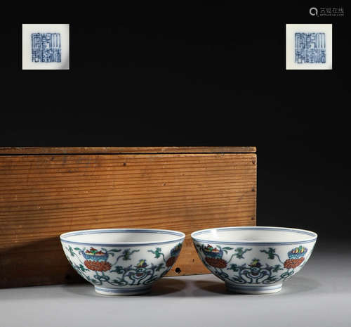 In the Qing Dynasty, 
there was a pair of flower petal bowls...