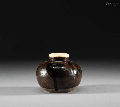 In Song Dynasty, sauce glaze pot