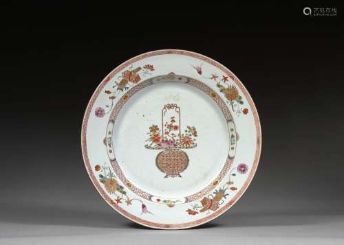 GRAND PLAT EN PORCELAINE FAMILLE ROSE, Chine, dynastie Qing,...